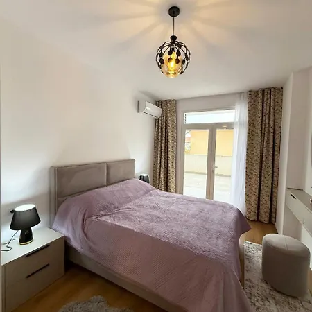 Couple'S Spacious Apartment Near City Center