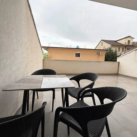 Couple'S Spacious Apartment Near City Center *