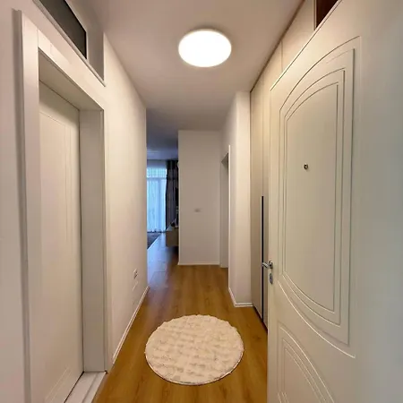 Couple'S Spacious Apartment Near City Center