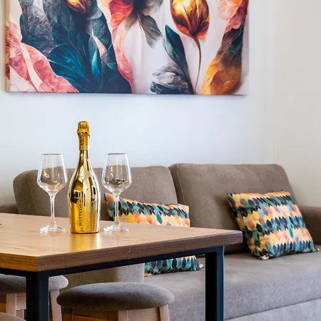 Peaceful And Spacious Near Center *