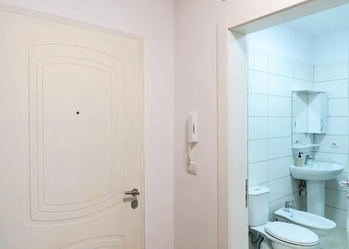 Peaceful And Spacious Near Center 公寓 *