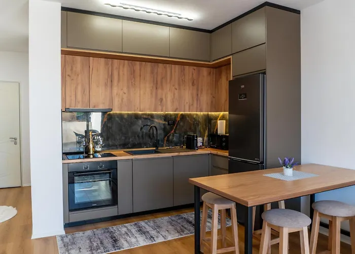 Peaceful And Spacious Near Center 公寓 *