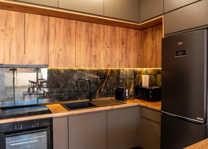 Peaceful And Spacious Near Center *